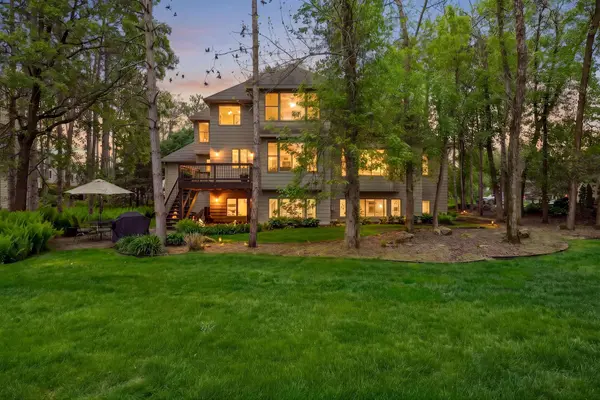 9001 Springwood DR, Woodbury, MN 55125