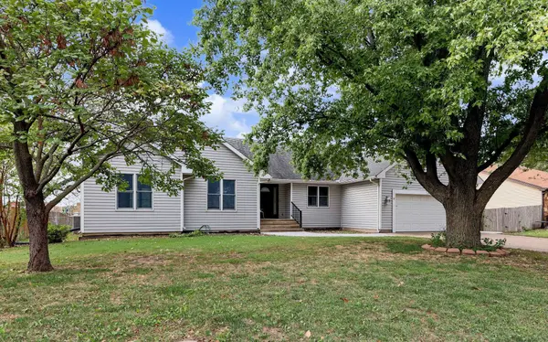 227 W Pineview Dr, Andover, KS 67002