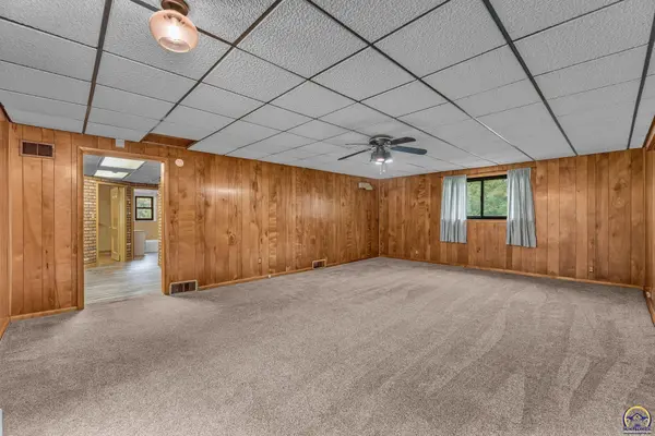 211 SE 27th ST, Topeka, KS 66605