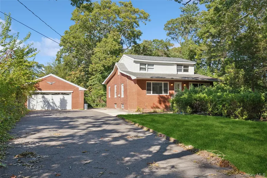 9 Plandome PL, Selden, NY 11784