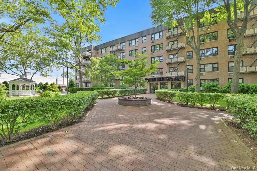 6 Birchwood CT #3F, Mineola, NY 11501