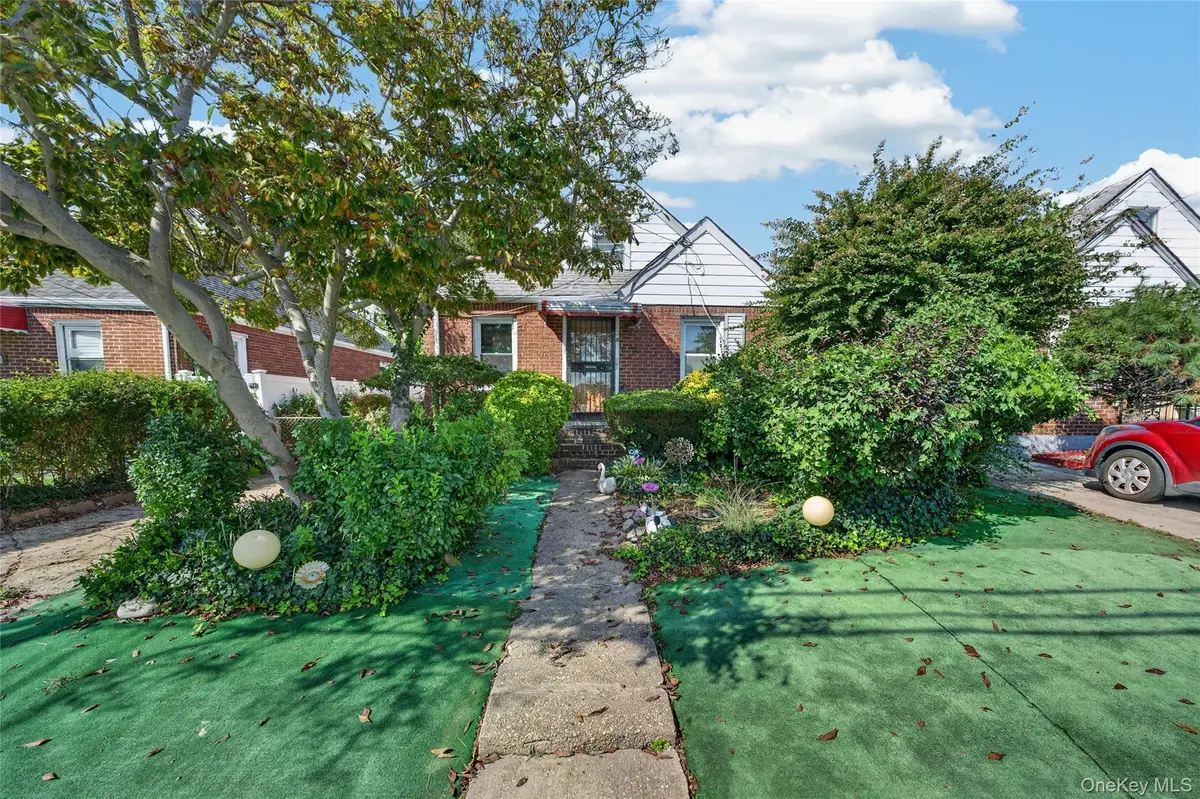 31 Circle DR, Elmont, NY 11003