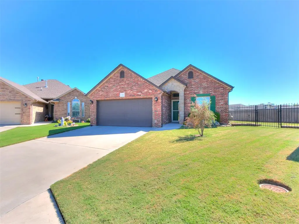 324 Golden Leaf CT, Moore, OK 73160