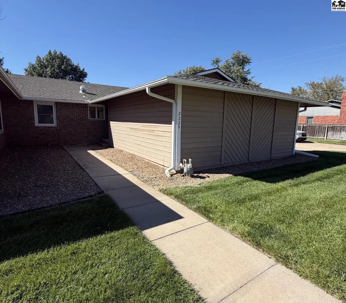 2229 Dover Dr, Hutchinson, KS 67502