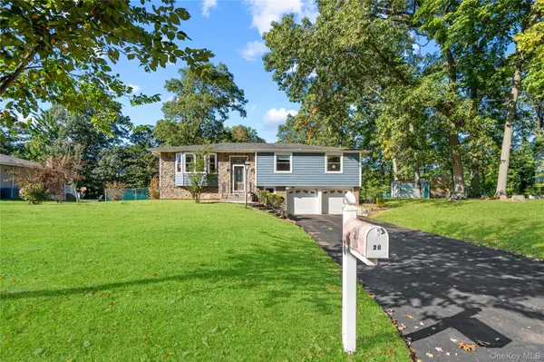 28 Peacock LN, Commack, NY 11725