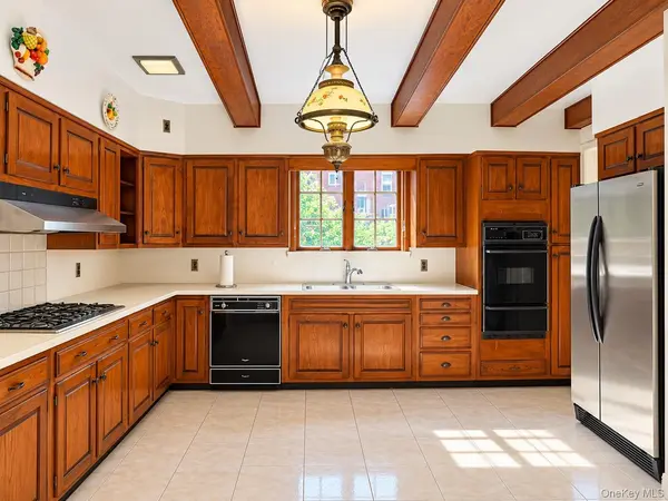 2 Ivy Close, Forest Hills, NY 11375