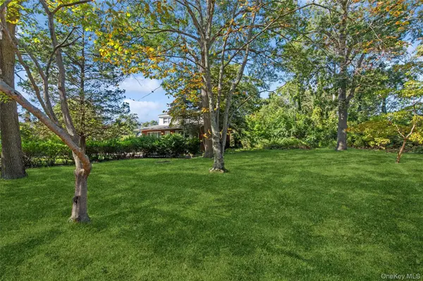 9 Plandome PL, Selden, NY 11784