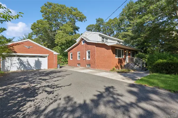 9 Plandome PL, Selden, NY 11784