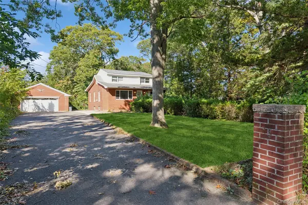 9 Plandome PL, Selden, NY 11784