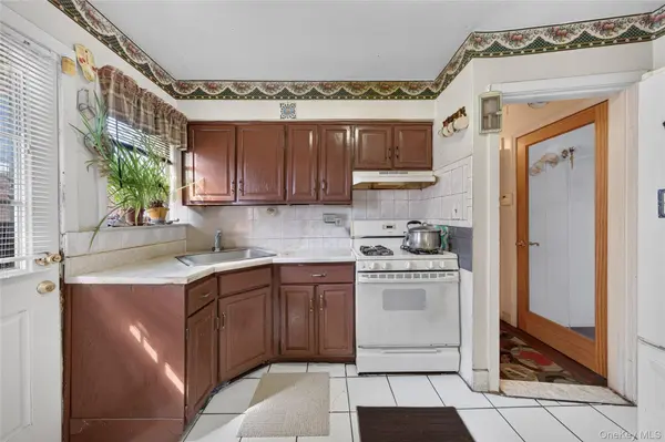 31 Circle DR, Elmont, NY 11003