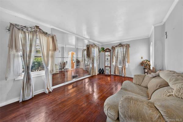 31 Circle DR, Elmont, NY 11003