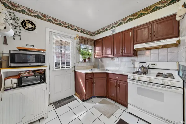 31 Circle DR, Elmont, NY 11003
