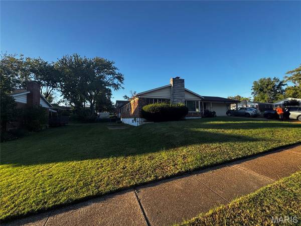 1665 Zurich DR, Florissant, MO 63031