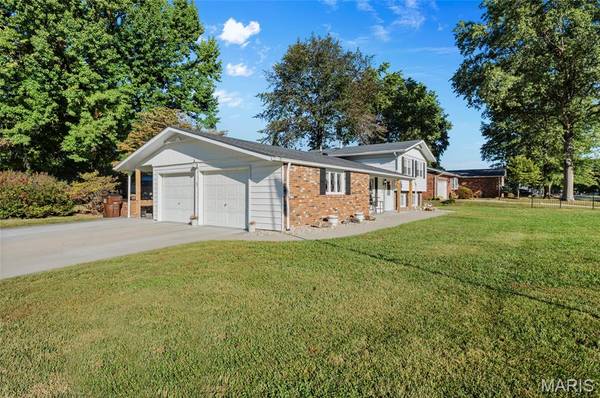 339 N Deneen ST, Staunton, IL 62088