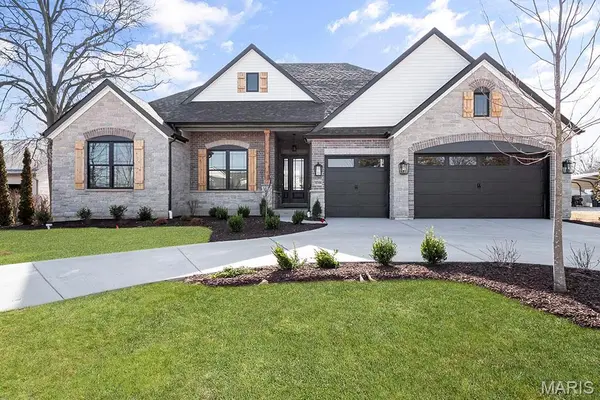11615 Serama DR, St Louis, MO 63131
