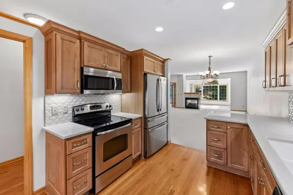 8395 Rosewood DR, Chanhassen, MN 55317
