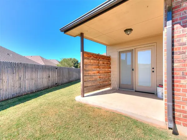324 Golden Leaf CT, Moore, OK 73160