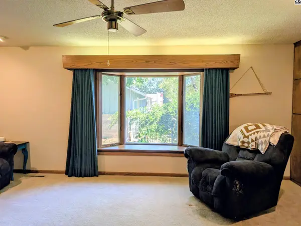 908 Countryside Dr, Mcpherson, KS 67460