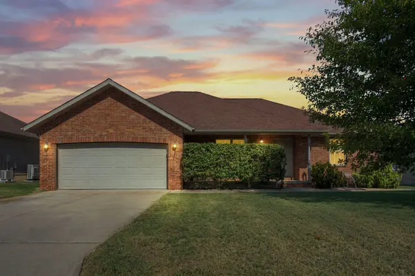 875 W Linwood AVE, Nixa, MO 65714