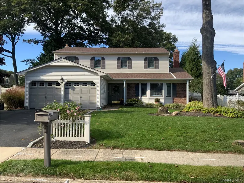 7 Colmar AVE, Lake Grove, NY 11755