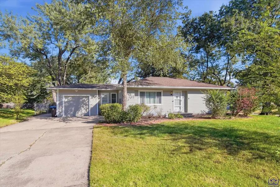 1034 SW Crest DR, Topeka, KS 66606