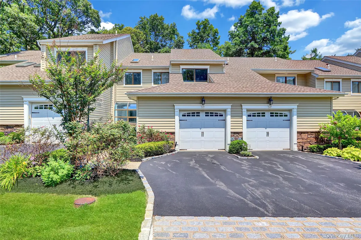 18 Villas Circle, Melville, NY 11747
