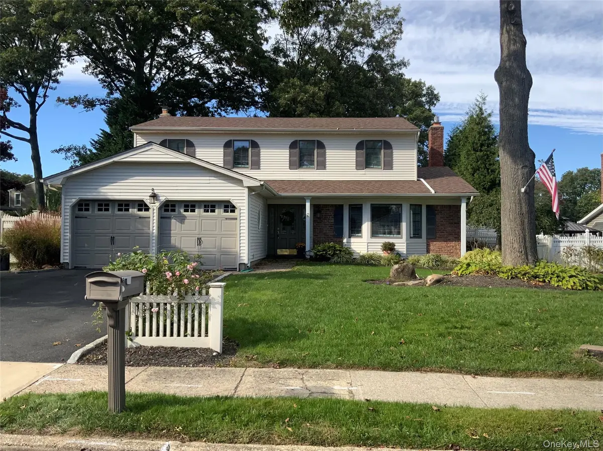 7 Colmar AVE, Lake Grove, NY 11755