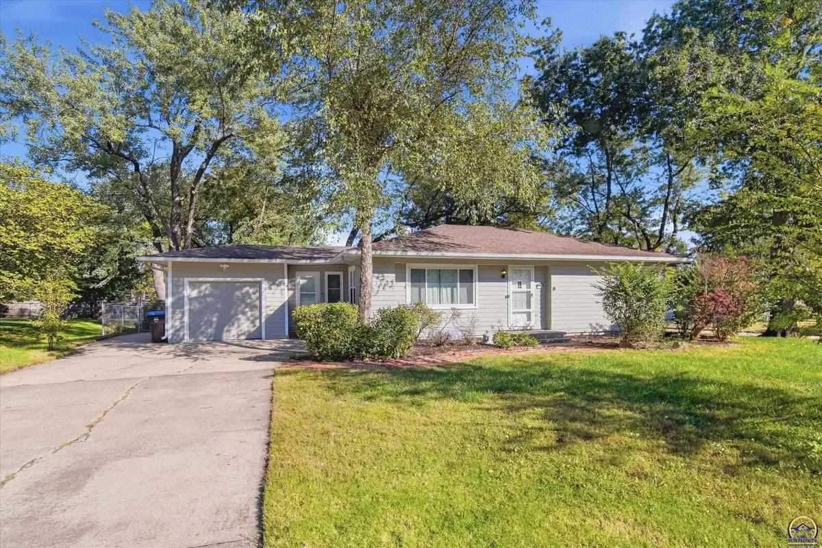 1034 SW Crest DR, Topeka, KS 66606