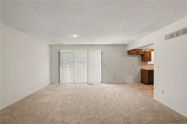 7507 Long AVE, Lenexa, KS 66216