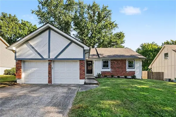 13935 S Cottonwood DR, Olathe, KS 66062