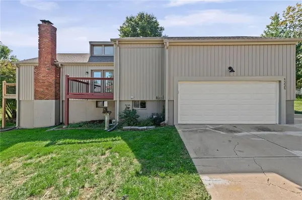 5225 NW 82nd TER, Kansas City, MO 64151