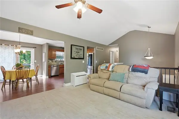 804 S Cedar ST, Belton, MO 64012
