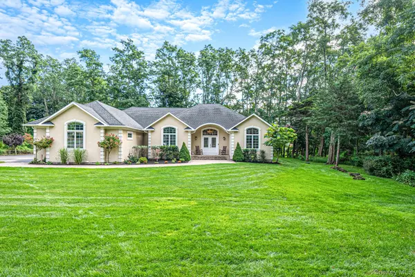 11 Valentine RD, Shoreham, NY 11786