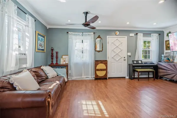 422 Myrtle AVE, West Islip, NY 11795