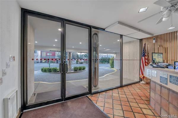 376 Central AVE #4-U, Lawrence, NY 11559