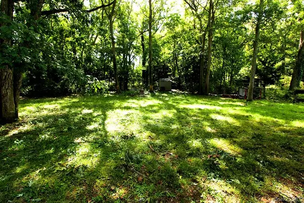16 Argyle PL, Smithtown, NY 11787
