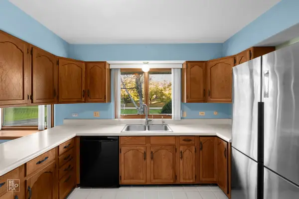 24844 N Cherokee DR, Lake Barrington, IL 60010