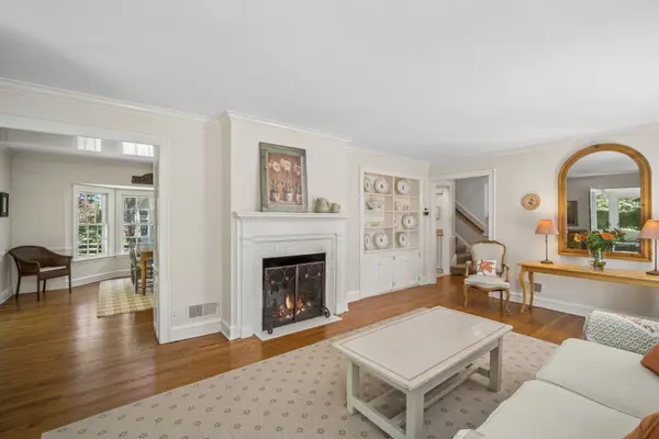 1342 Larrabee LN, Northbrook, IL 60062