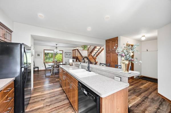 1275 Rolling Oaks LN NW, Hutchinson, MN 55350