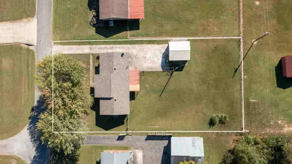 911 Parkway Dr, Smithville, TN 37166