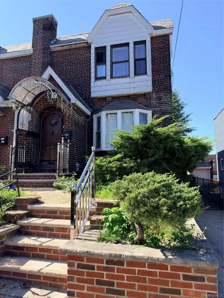 5226 73 #2nd FL, Maspeth, NY 11378