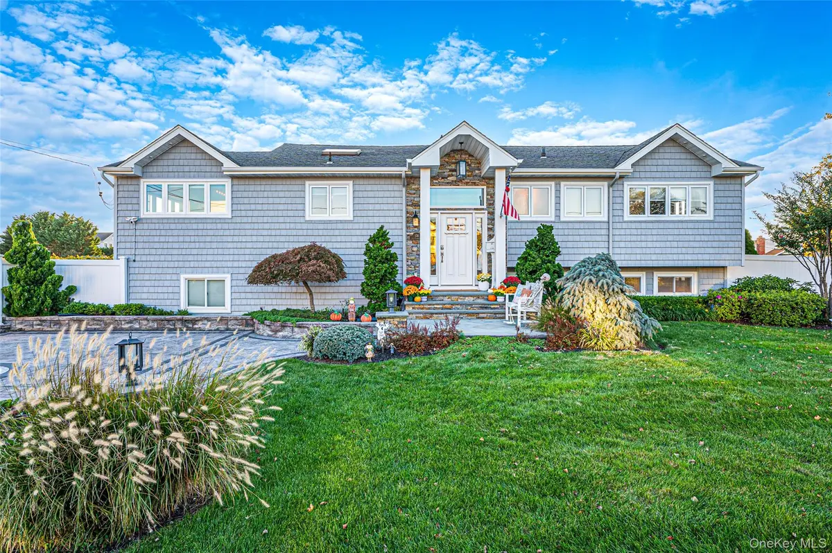 174 Secatogue LN, West Islip, NY 11795