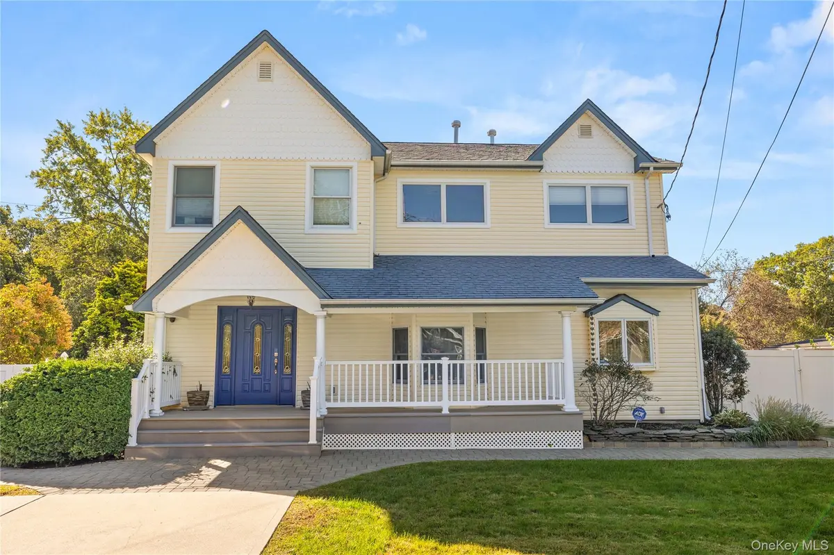 46 Garden City ST, Bay Shore, NY 11706