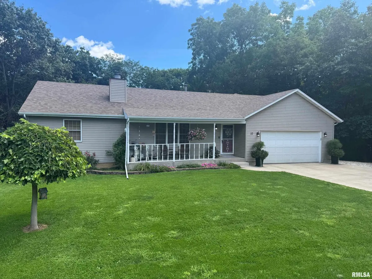 10 CORNWALL AVE, Mackinaw, IL 61755