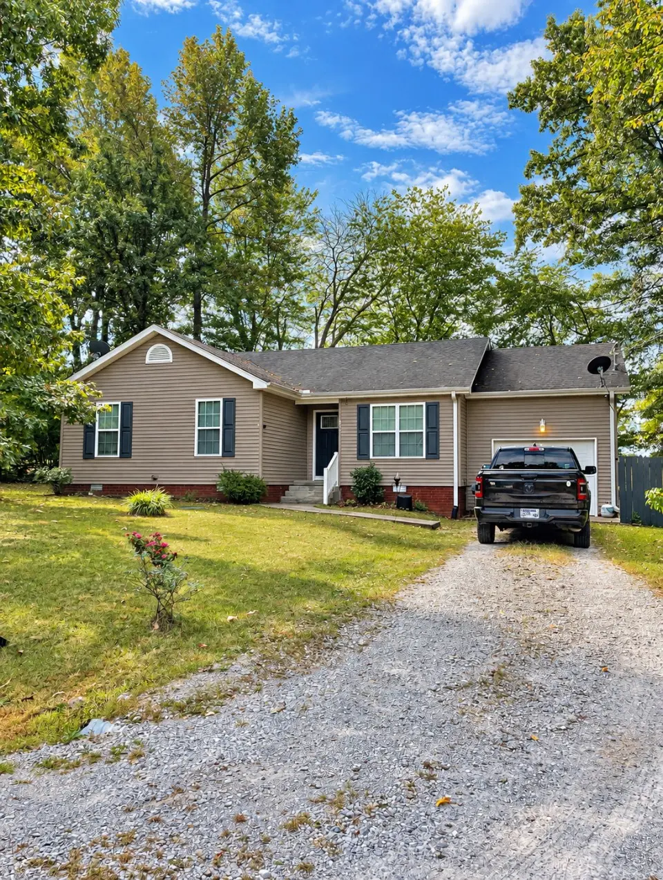 125 Silver Leaf Cir, Dickson, TN 37055
