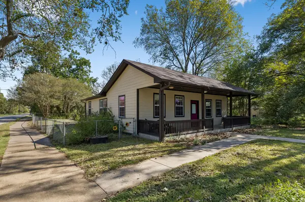 401 Rivers ST, Smithville, TX 78957