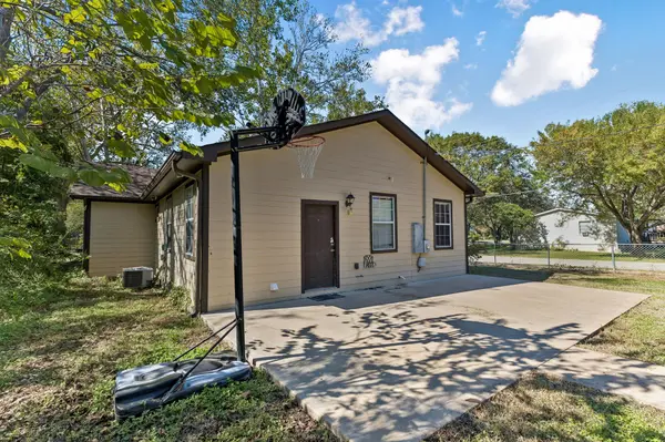 401 Rivers ST, Smithville, TX 78957