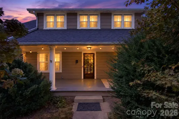 17 Darcy LN, Asheville, NC 28804