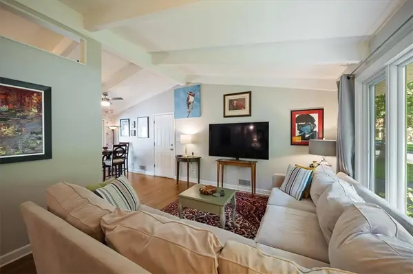 7956 Canterbury ST, Prairie Village, KS 66208