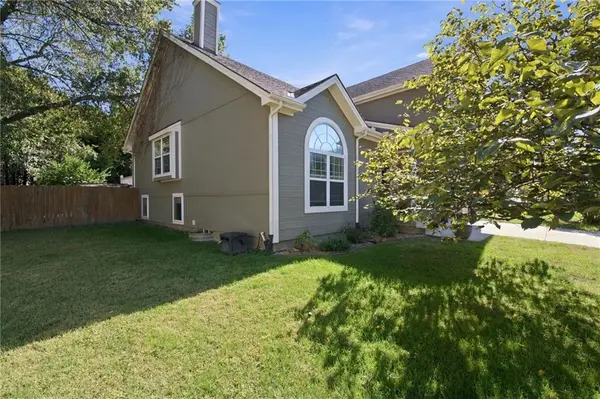 18207 Rollins DR, Smithville, MO 64089